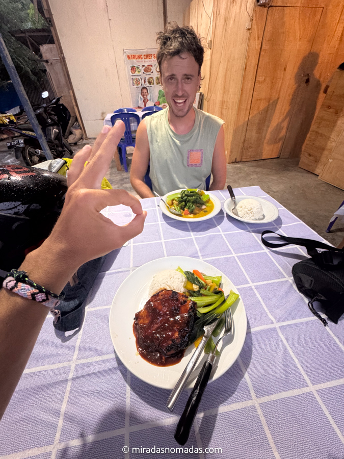 Carlos con su amigo Will degustando un plato tradicional en el warung chef catar