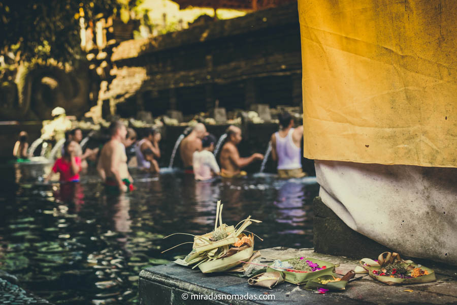 personas purificándosela en el templo pura tarta