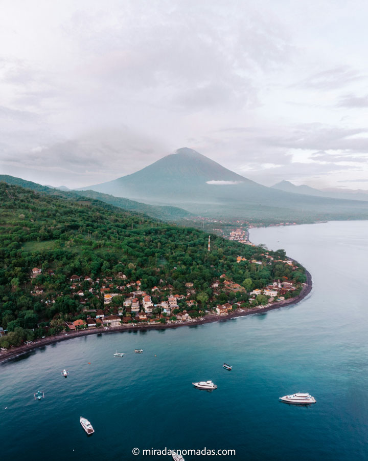 panorámica con dron de la bahía de amed