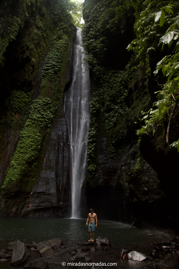 BALI-2 Carlos en una de las numerosas cascadas que ver en Sekumpul