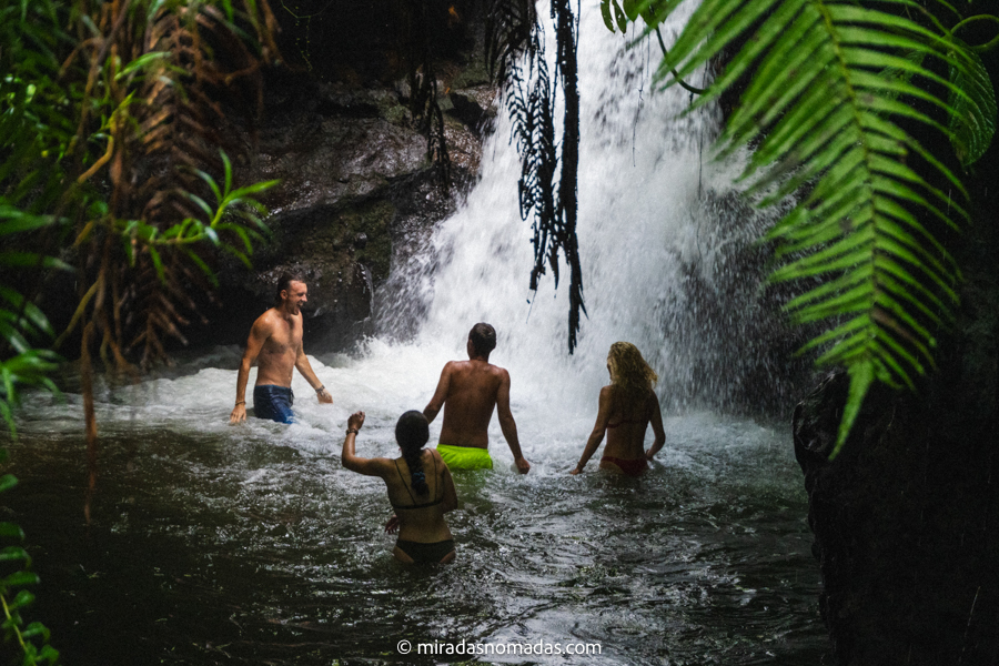 BALI-24 amigos de carlos disfrutando una de las cascadas en Bali