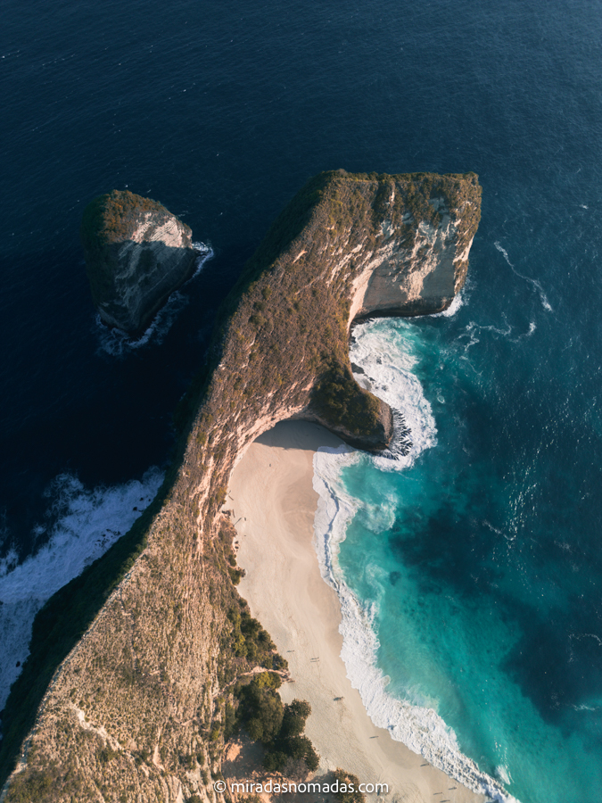 panorámica con dron plano cenital sobre kelingking beach