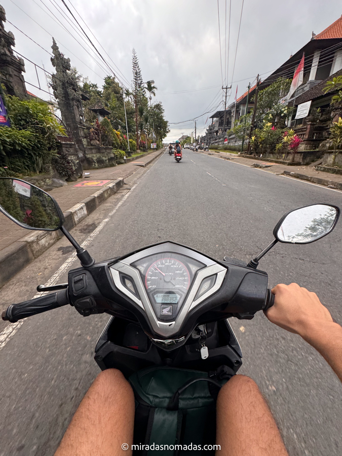 Carlos conduciendo en moto por las calles de Bali