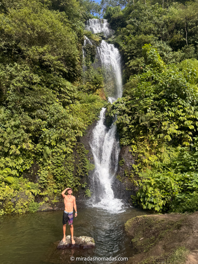 BALI-59 Carlos mirando a la cámara con la cascada Banyumala en el fondo