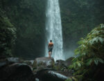 Carlos posando en Nung Nung, la mejor cascada que ver en Bali