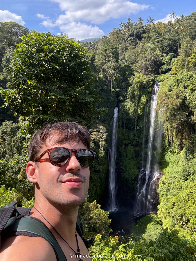 BALI-62 Carlos tomando un selfie desde la cima de la cascada principal de sekumpul