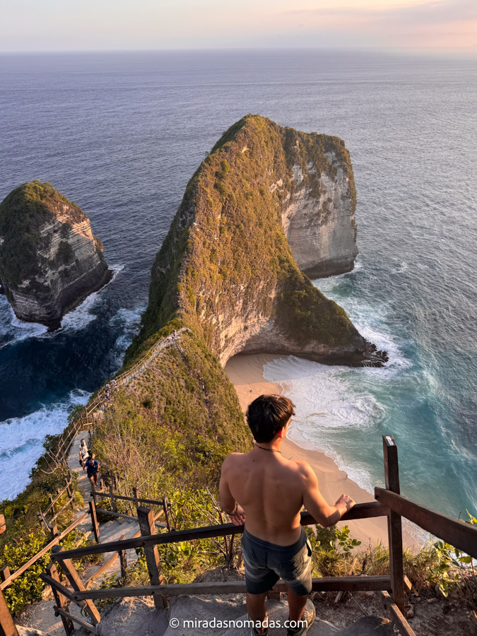 Carlos de espaldas bajando las escaleras del acantilado kelingking beach