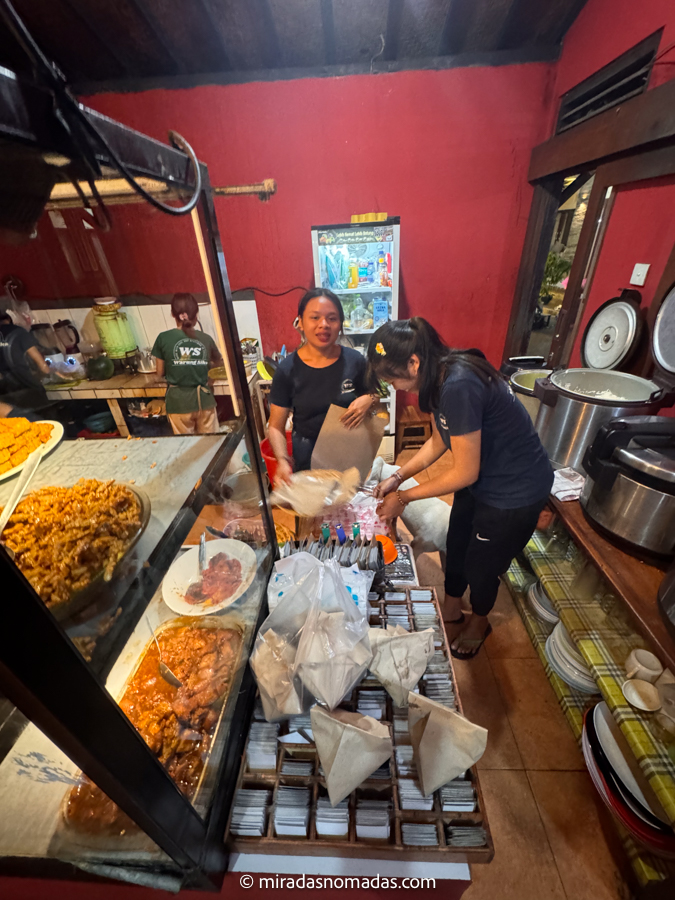 Camareras sirviendo comida en Warung sika