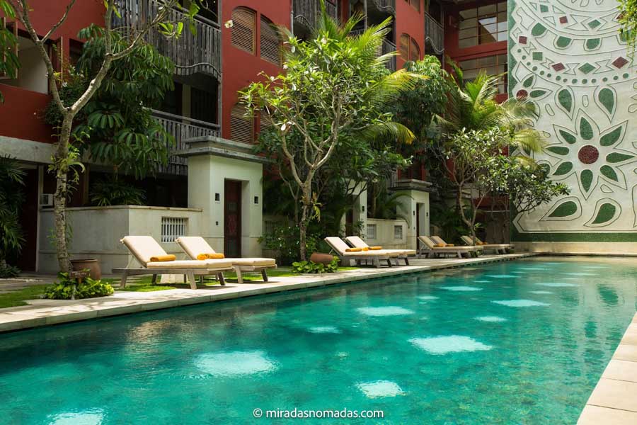 Zona común con piscina del resort donde alojarse en Bali Amnaya